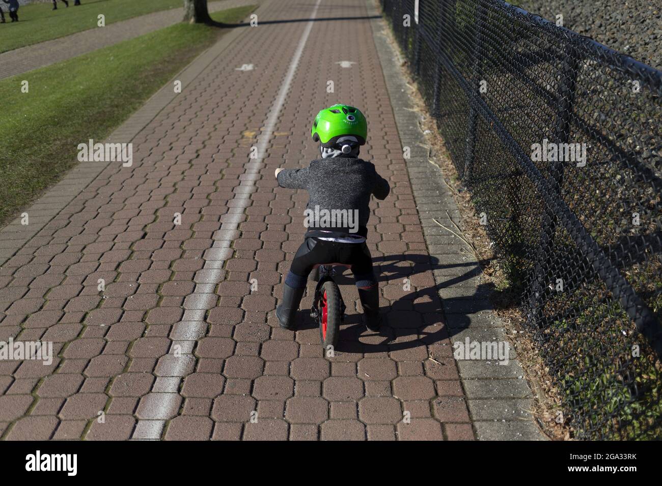 Tout-petit qui fait du vélo sur un sentier de vélo; White Rock, Colombie-Britannique, Canada Banque D'Images