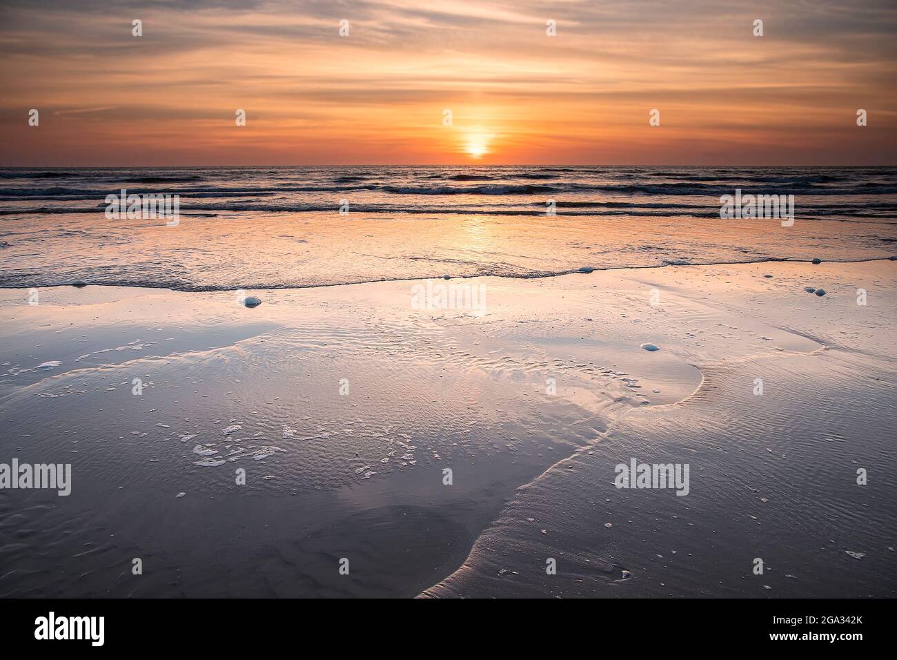 Magnifique coucher de soleil sur la plage de la mer du Nord, Hollande Banque D'Images
