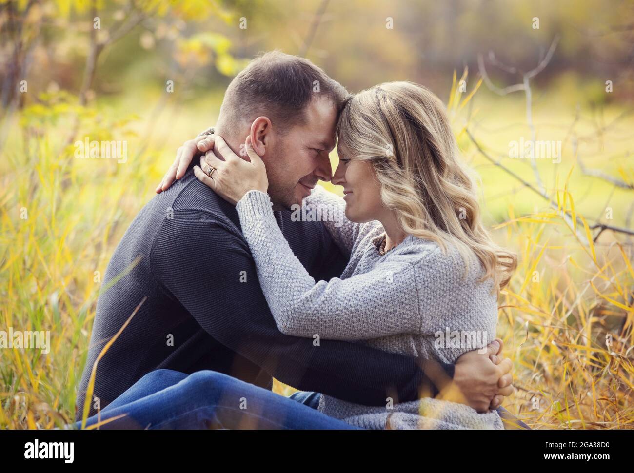 Un couple marié qui passe du temps ensemble de qualité à l'extérieur dans un parc municipal pendant la saison d'automne; St. Albert, Alberta, Canada Banque D'Images