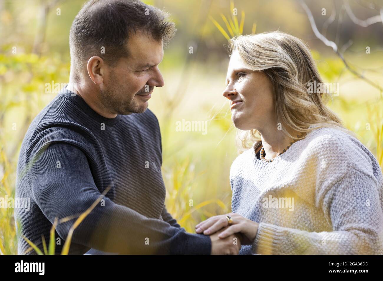 Un couple marié mature qui passe du temps ensemble dans un parc municipal pendant la saison d'automne; St. Albert, Alberta, Canada Banque D'Images