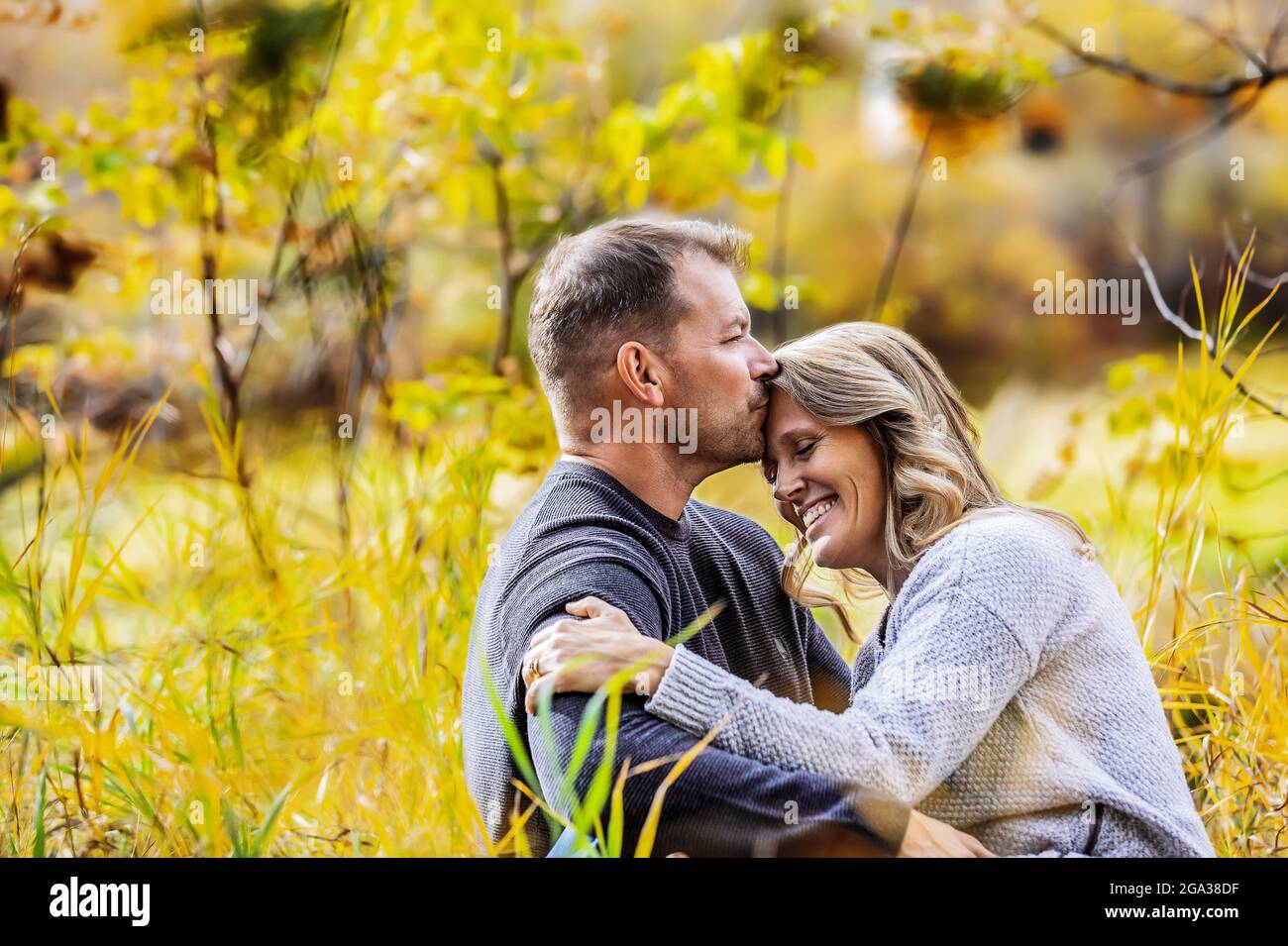 Un couple marié qui passe du temps ensemble de qualité à l'extérieur dans un parc municipal pendant la saison d'automne; St. Albert, Alberta, Canada Banque D'Images