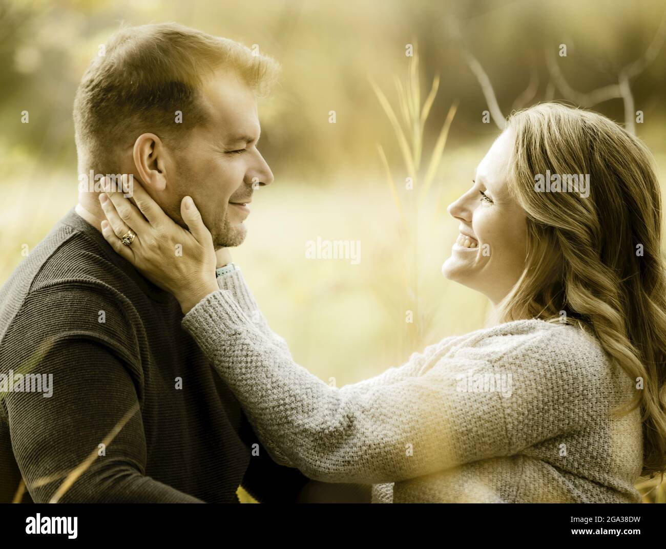 Un couple marié qui passe du temps ensemble de qualité à l'extérieur dans un parc municipal pendant la saison d'automne; St. Albert, Alberta, Canada Banque D'Images