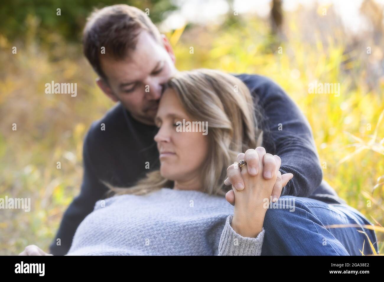 Un couple marié mature qui passe du temps ensemble dans un parc municipal pendant la saison d'automne; St. Albert, Alberta, Canada Banque D'Images