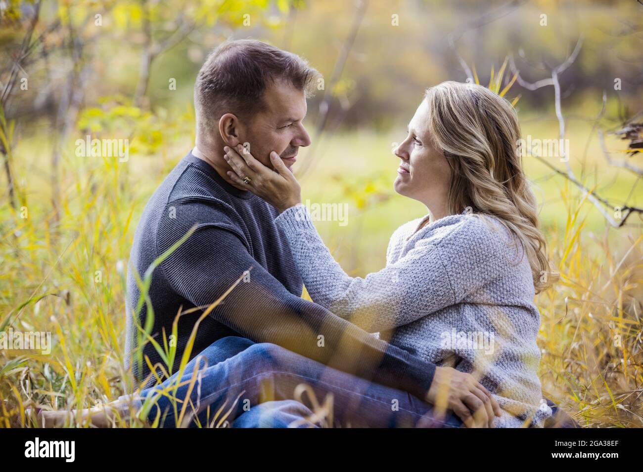 Un couple marié qui passe du temps ensemble de qualité à l'extérieur dans un parc municipal pendant la saison d'automne; St. Albert, Alberta, Canada Banque D'Images