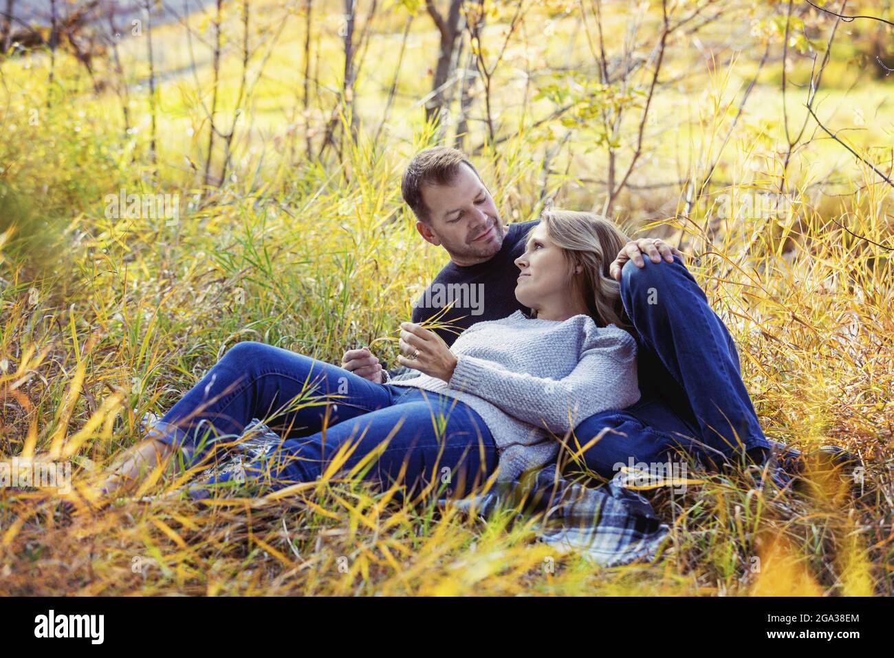 Un couple marié mature qui passe du temps ensemble dans un parc municipal pendant la saison d'automne; St. Albert, Alberta, Canada Banque D'Images