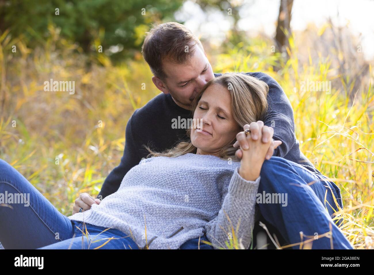 Un couple marié mature qui passe du temps ensemble dans un parc municipal pendant la saison d'automne; St. Albert, Alberta, Canada Banque D'Images