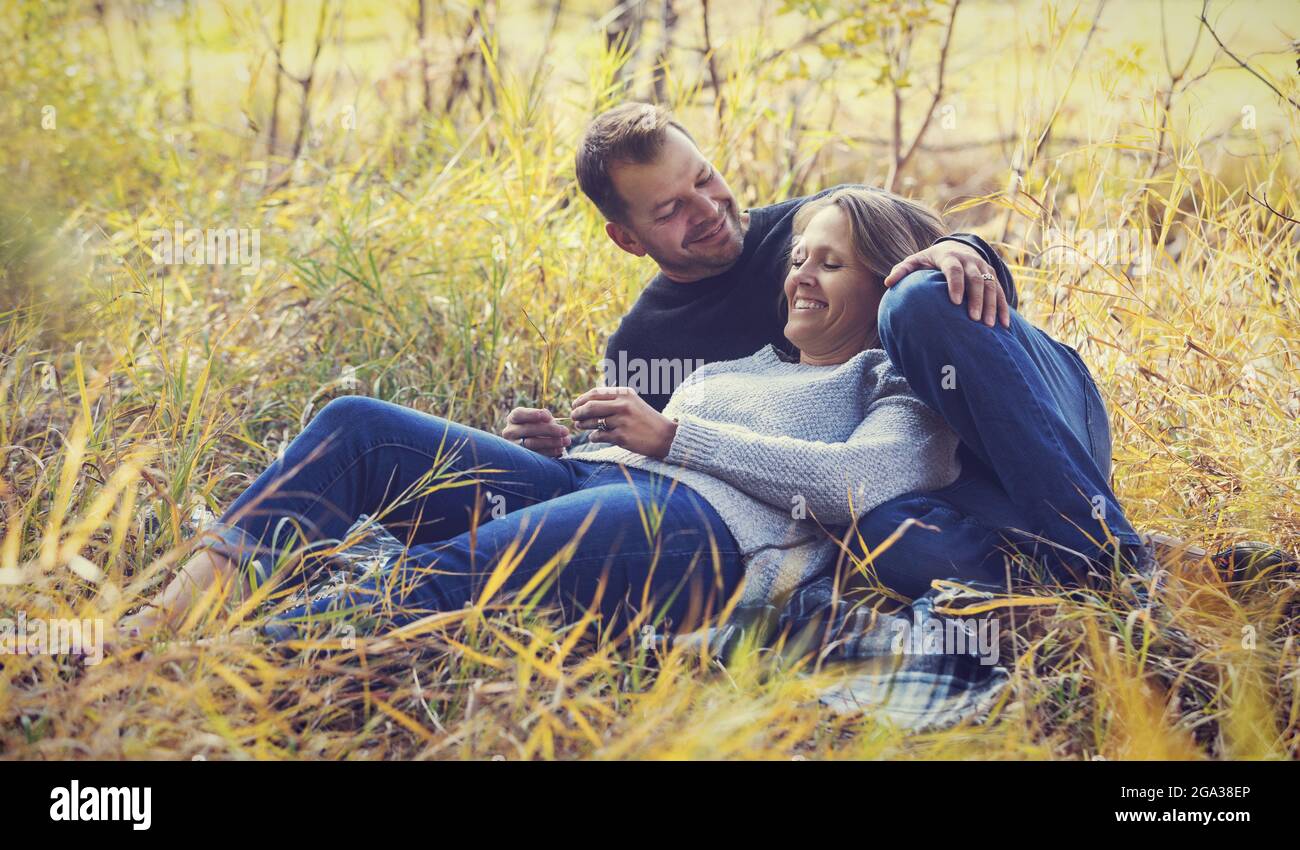 Un couple marié mature qui passe du temps ensemble dans un parc municipal pendant la saison d'automne; St. Albert, Alberta, Canada Banque D'Images