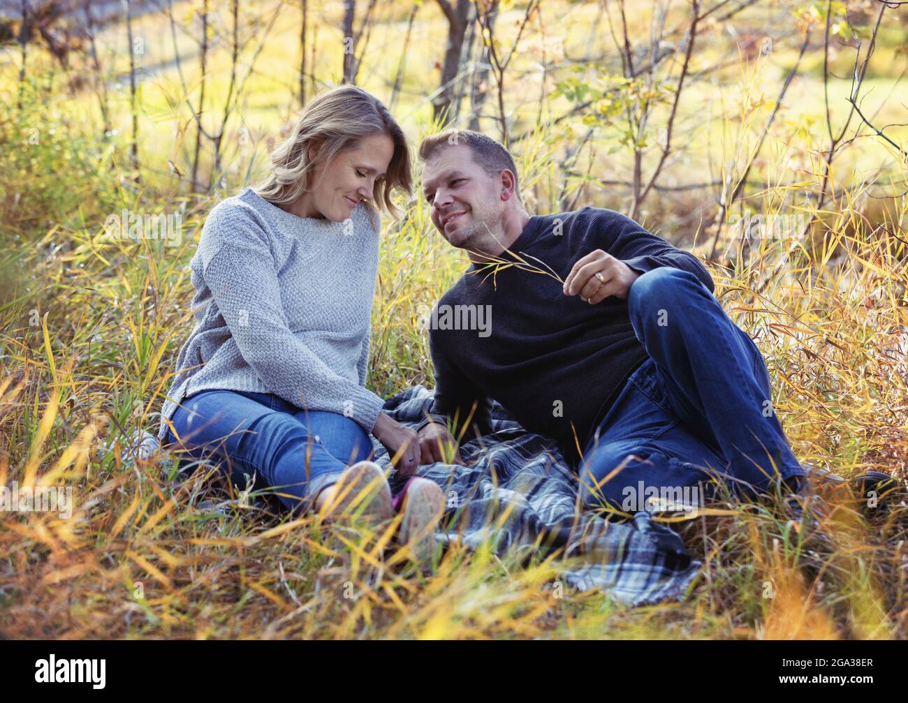 Un couple marié mature qui passe du temps ensemble dans un parc municipal pendant la saison d'automne; St. Albert, Alberta, Canada Banque D'Images