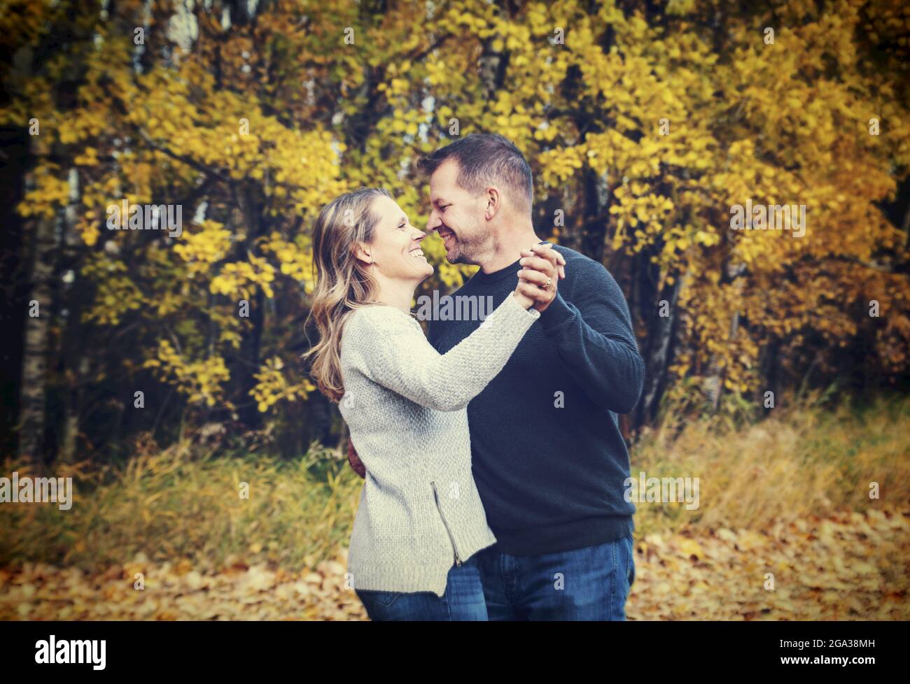 Un couple marié qui passe du temps ensemble de qualité et danse ensemble à l'extérieur dans un parc municipal pendant la saison d'automne; St. Albert, Alberta, Canada Banque D'Images