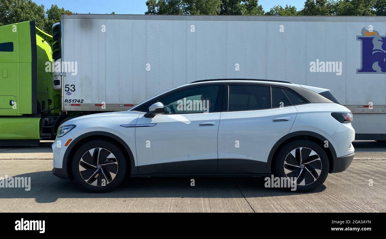 Ohio, États-Unis. 26 juillet 2021. Un vus électrique Volkswagen (VW) ID.4 se trouve à distance d'un poste de péage sur l'Ohio Turnpike, le lundi 26 juillet 2021. (Image de crédit : © Mark Hertzberg/ZUMA Press Wire) Banque D'Images