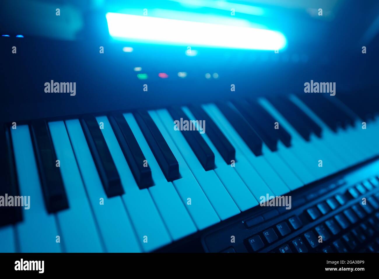 Synthétiseur de clavier midi professionnel en studio d'enregistrement Photo  Stock - Alamy