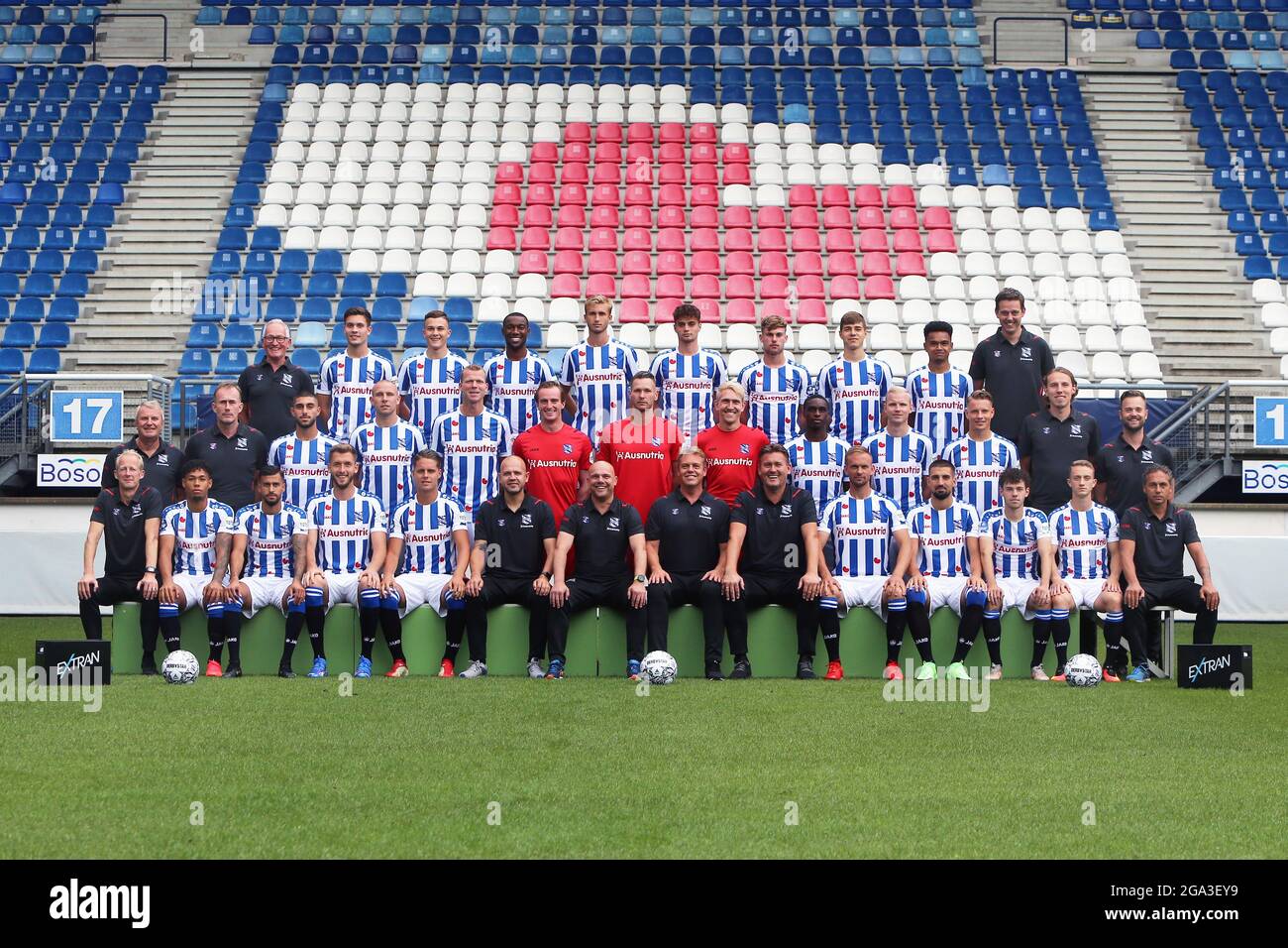 HEERENVEEN, pays-Bas - JUILLET 28: Rangée arrière : Catrinus Stoker,Timo Zaal,Filip Stevanovic,Hamdi Akujobi,Benjamin Nygren,Jan Ras,Arjen van der Heide,Stanislav Shopov,Djenahro Nunumete,Michiel. Rangée du milieu: Thom van der Heide,Erik Ten Voorde,Rami Hajal,Sven van Beek,Henk Veerman,Xavier MOU,Erwin Mulder,Jan Bekkema,Rodney Kongolo,Lucas Woudenberg,Syb van Ottele,Thom Eising,Jeroen Smit. Première rangée: Jeroen van OS,Milan van Ewijk,Rami Kaib,Pawel Bochniewcz,Joey Veerman,Peter Reekers,Johnny Jansen,Ole Tobiasen,Ruud Hesp,Siem de Jong,Ibrahim Dresevic,Mitchell van Bergen,Tibor Halilovic,Jeffert Talan Banque D'Images