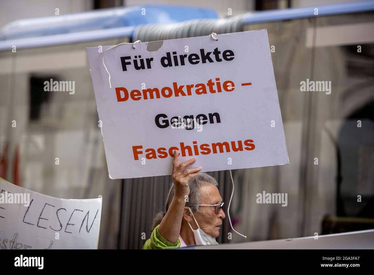 Schild: ' für direkte Demokratie - Gegen Faschismus '. 45 Corona Leugner*innen, Impfgegner*innen und Querdenken Aktivist*innen versammelten sich am 28. Juli 2021 in München unter dem motto ' München steht auf ', UM gegen Impfungen, vor allen BEI Jugendlichen, zu demonstrieren. * 45 Covid deniers, penseurs latéraux, aucun militant VAX a manifesté à travers les rues de Munich, Allemagne le 28 juillet 2021 contre toutes les mesures de Covid et contre l'inaction, en espaciles sur les adolescents. (Photo par Alexander Pohl/Sipa USA) crédit: SIPA USA/Alay Live News Banque D'Images