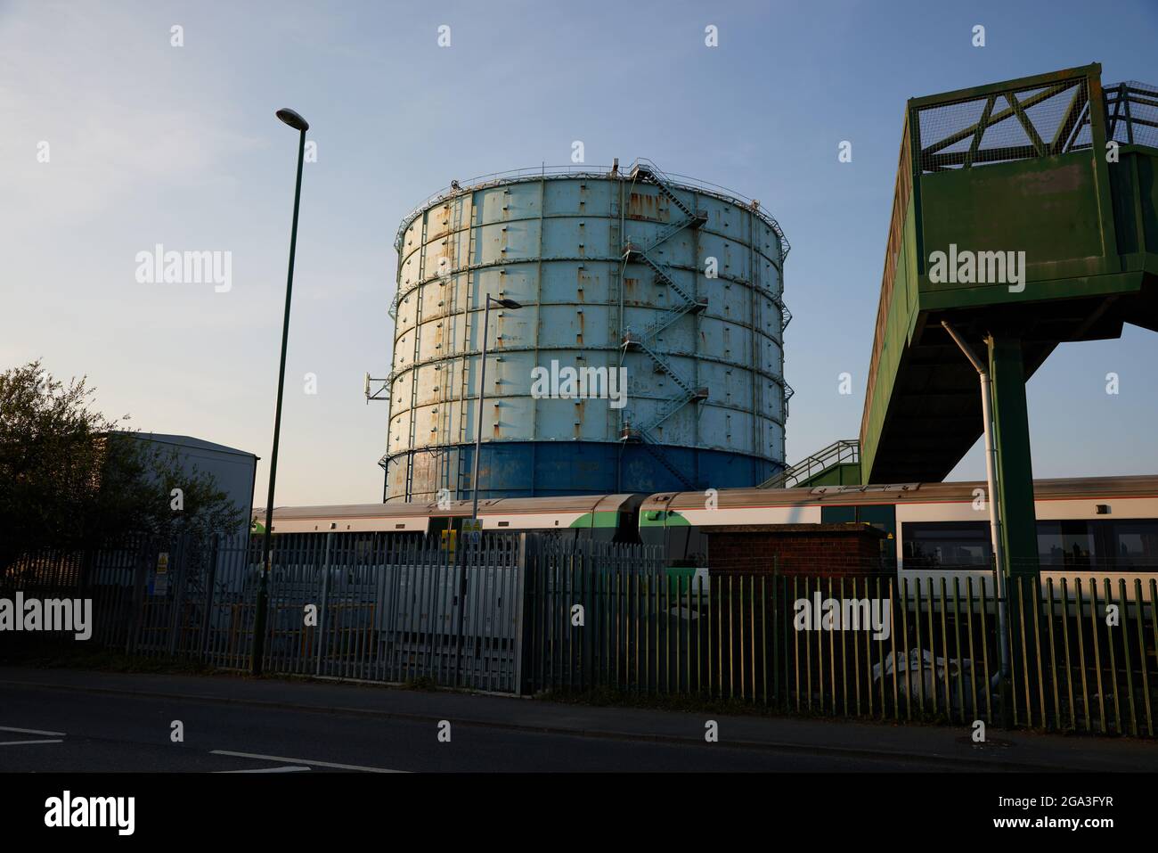 Stockage de gaz gasometer à Littlehampton lors d'une soirée d'été en juillet 2021. Banque D'Images