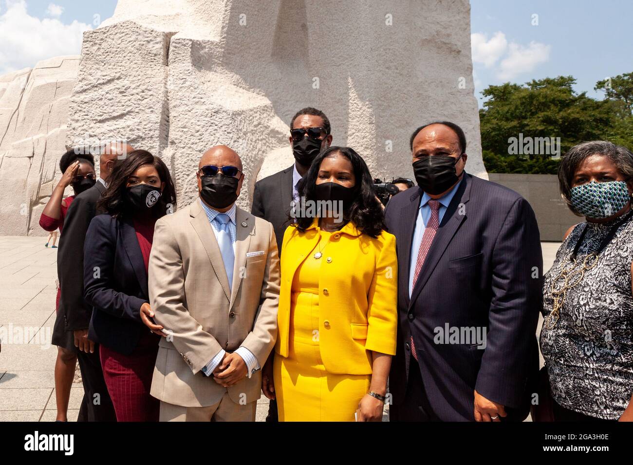 Washington, DC, Etats-Unis, 28 juillet 2021. Photo : Martin Luther King III et Arndrea King Prenez une photo avec les membres du Texas Black Legislative Caucus à la suite d'une conférence de presse sur les droits de vote qui incluait également Al Sharpton au Martin Luther King Jr Memorial. Les membres du caucus se trouvent à Washington, DC, tout en brisant le quorum pour empêcher l'adoption d'un projet de loi qui reporte le droit de vote à l'Assemblée législative du Texas. De gauche à droite : Jasmine Crockett, Carl Sherman, Jarvis Johnson (retour), Arndrea King, Martin Luther King III et Rhetta Bowers. Crédit : Allison Bailey / Alamy Live News Banque D'Images