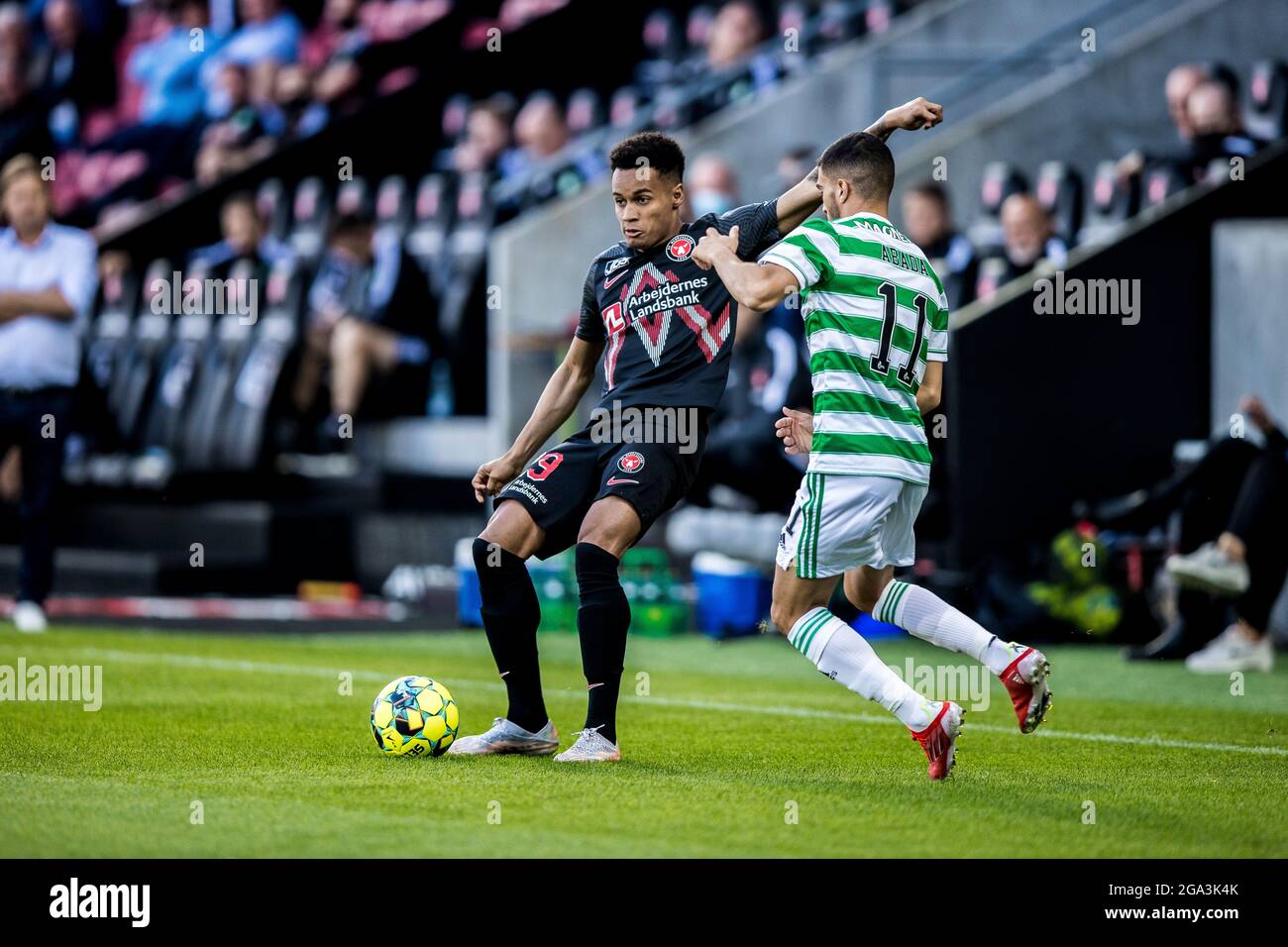 Herning, Danemark. 28 juillet 2021. Paulinho (29) du FC Midtjylland et Liel  Abada (11) du Celtic vu lors du match de qualification de la Ligue des  champions de l'UEFA entre le FC