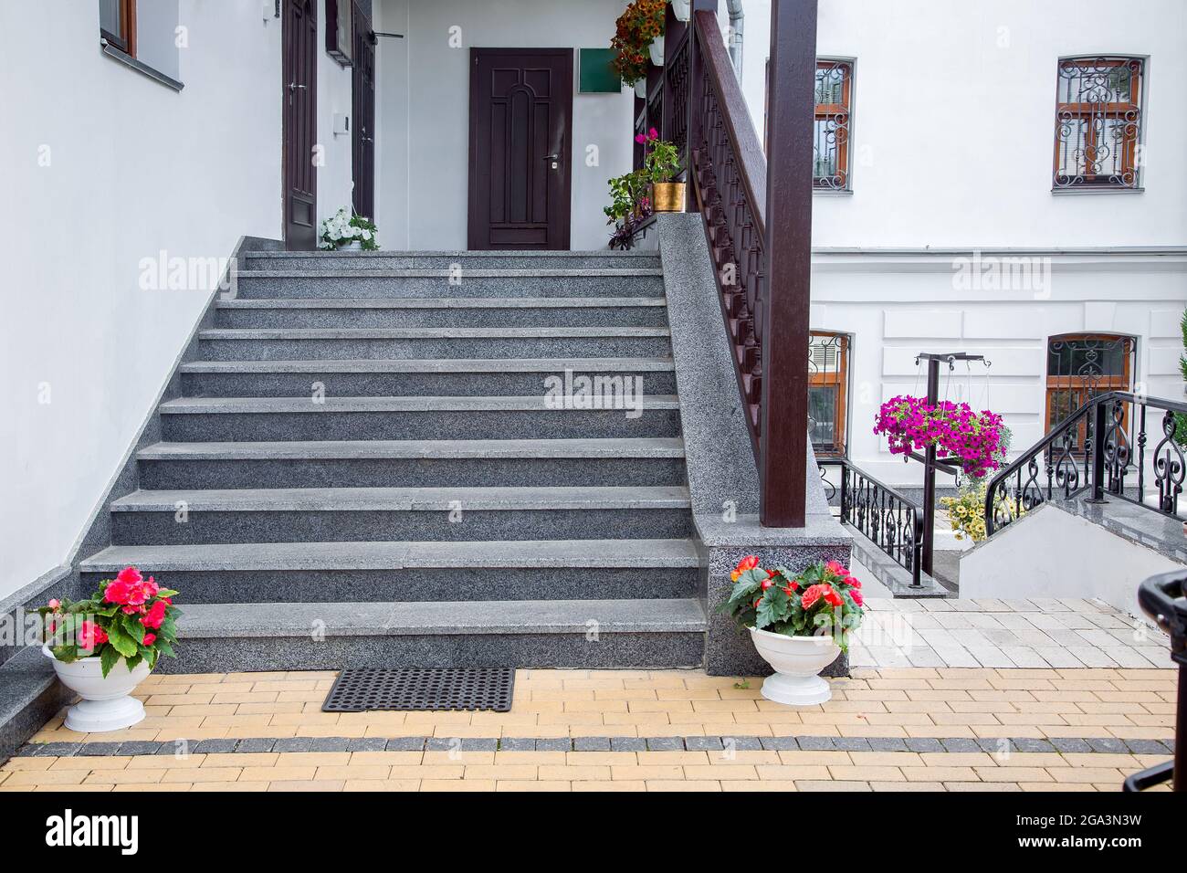 pots de fleurs à l'escalier de la véranda avec portes de l'immeuble face à  la pierre de granit avec des rampes en bois l'extérieur de t Photo Stock -  Alamy