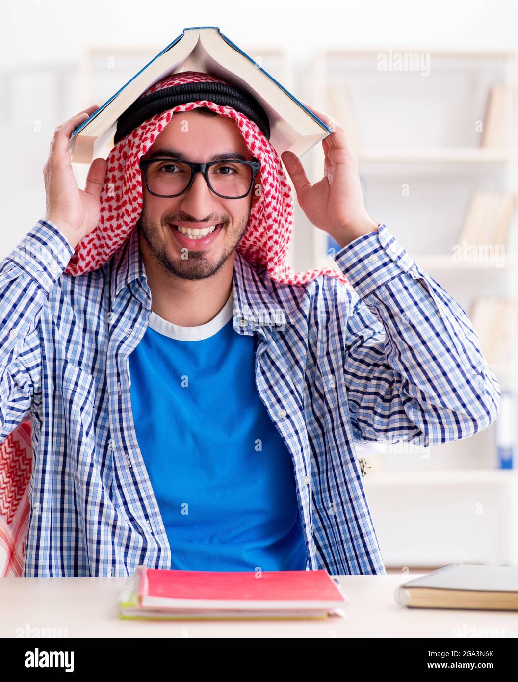 L'étudiant arabe pour préparer les examens de l'université Photo Stock -  Alamy