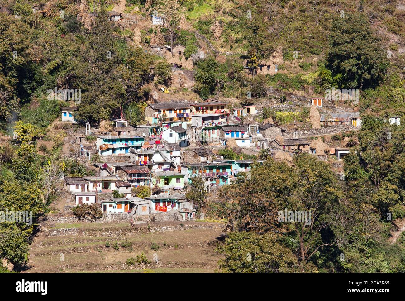 Champs en terrasse et village près de la ville de Joshimath dans Uttarakhand Inde, montagnes indiennes Himalaya Banque D'Images