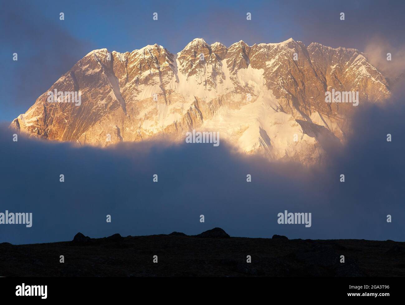 Nuptse face sud de roche au milieu des nuages, coucher de soleil en soirée vue panoramique, vallée de Khumbu, montagnes du Népal Himalaya Banque D'Images