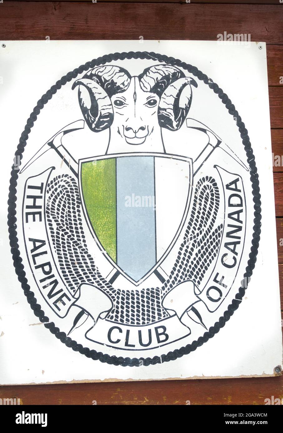 Club alpin vertical du Canada ou logo ACC Tableau de signalisation sur une cabane en bois sauvage à Outpost Lake dans le parc national Jasper Banque D'Images