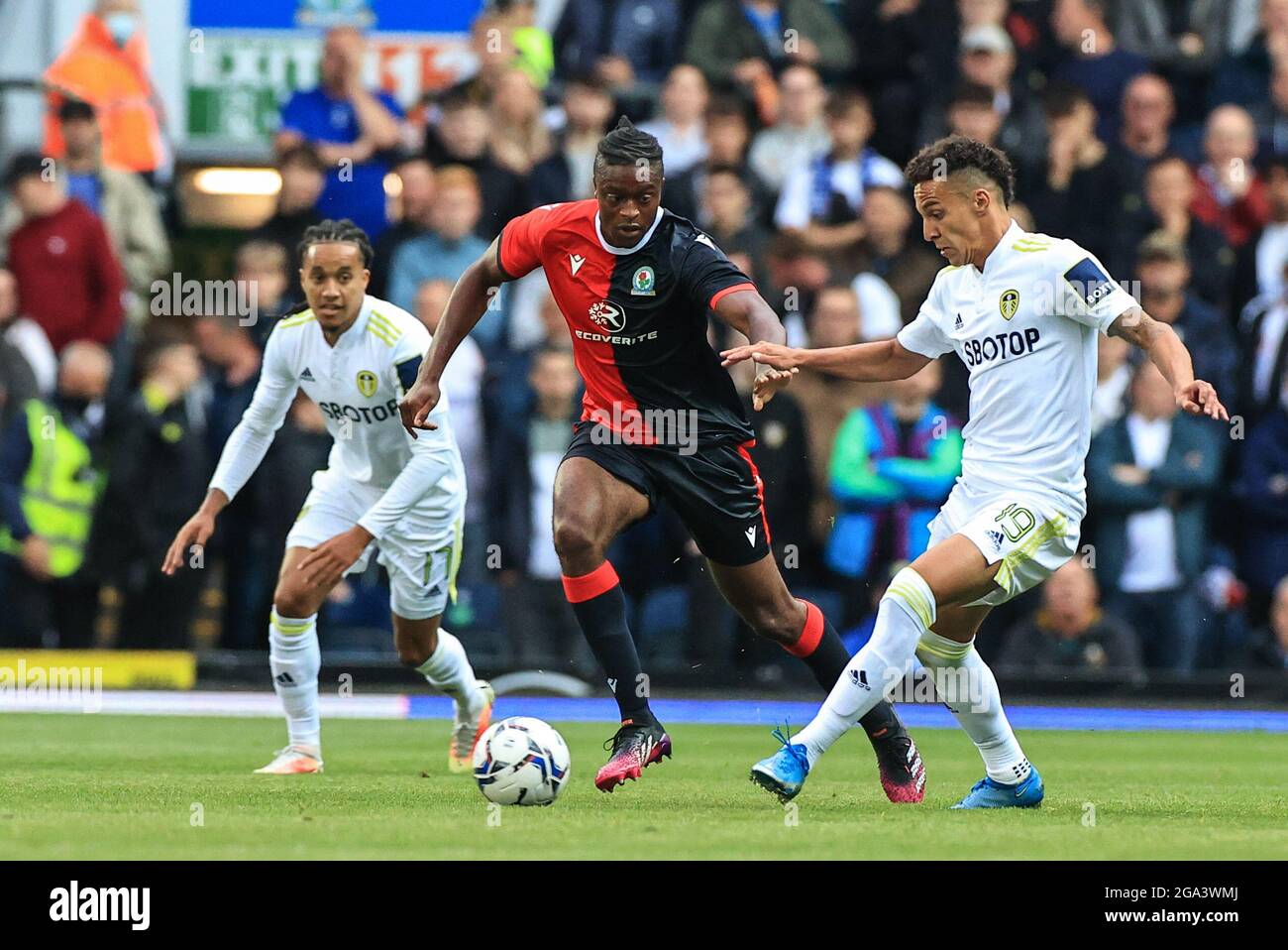 Blackburn, Royaume-Uni. 28 juillet 2021. Rodrigo Moreno #19 de Leeds United passe la balle sous la pression de Ryan Nyambe #2 de Blackburn Rovers à Blackburn, Royaume-Uni, le 7/28/2021. (Photo de Mark Cosgrove/News Images/Sipa USA) crédit: SIPA USA/Alay Live News Banque D'Images