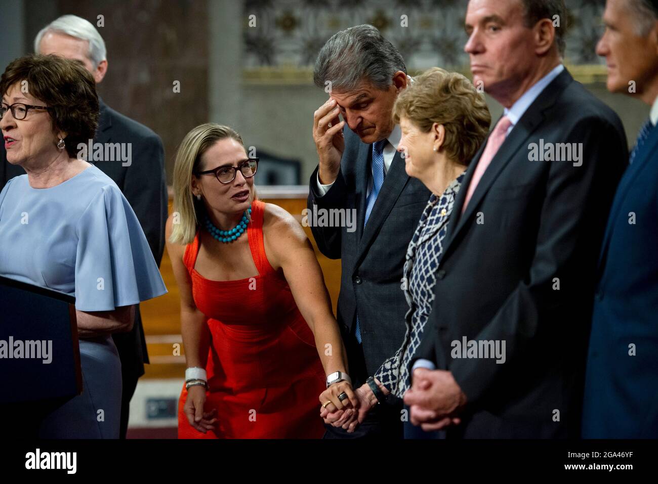 Le sénateur américain Kyrsten Sinema (démocrate de l’Arizona), à gauche, s’empresse de tenir la main de la sénatrice américaine Jeanne Shaheen (démocrate du New Hampshire) tandis que la sénatrice américaine Susan Collins (républicaine du Maine), à gauche, Fait des remarques après le vote sur la motion d'invoquer le cloture pour procéder à l'étude de H.R. 3684, la loi INVEST in America sur Capitol Hill à Washington, DC, le mercredi 28 juillet 2021. Le vote pour entamer la discussion sur le projet de loi bipartisan sur les infrastructures adopté par la Maison Blanche a été de 67 à 32. Si elle était adoptée, la loi investirait près de mille milliards de dollars en ro Banque D'Images