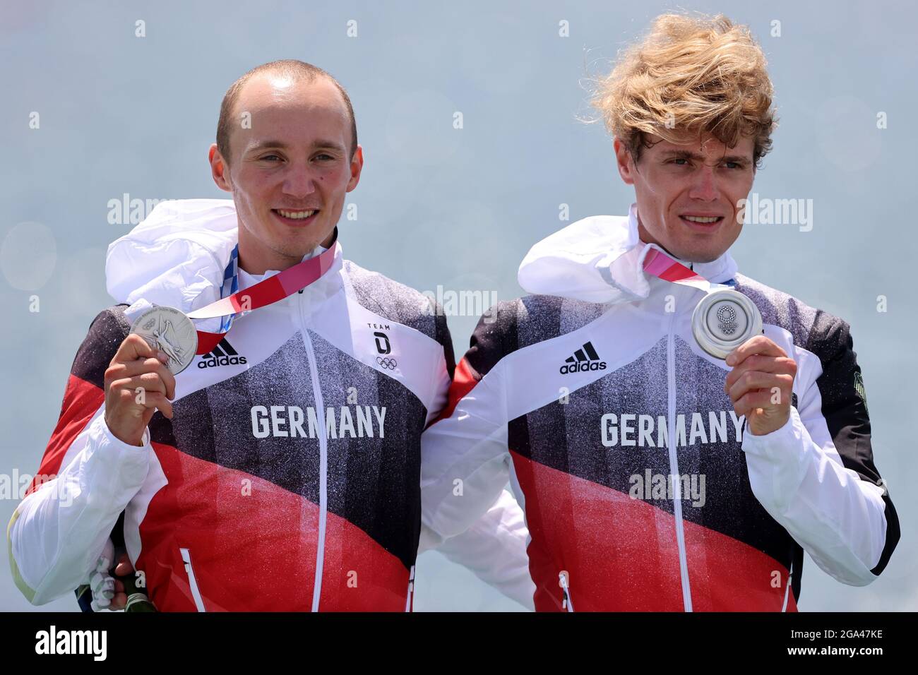 Tokio, Japon. 29 juillet 2021. Aviron : Jeux olympiques, LGW. Double chaboisseaux, hommes, finale sur la voie navigable Sea Forest. Jonathan Rommelmann et Jason Osborne (r) d'Allemagne avec médaille d'argent à la cérémonie de remise des prix. Credit: Jan Woitas/dpa-Zentralbild/dpa/Alay Live News Banque D'Images