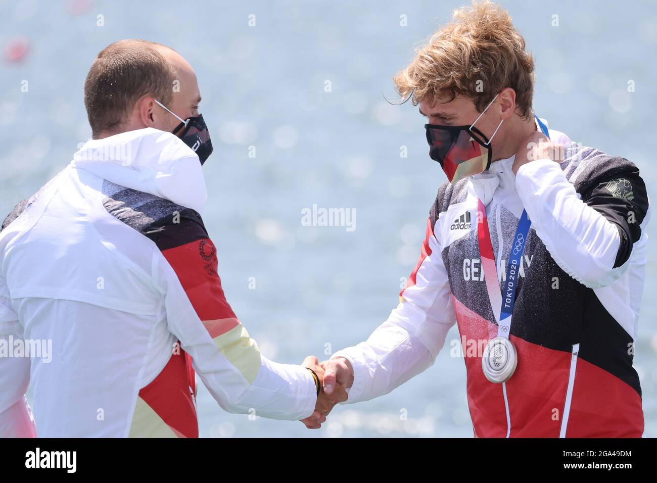 Tokio, Japon. 29 juillet 2021. Aviron : Jeux olympiques, LGW. Double chaboisseaux, hommes, finale sur la voie navigable Sea Forest. Jonathan Rommelmann et Jason Osborne (r) d'Allemagne avec médaille d'argent à la cérémonie de remise des prix. Credit: Jan Woitas/dpa-Zentralbild/dpa/Alay Live News Banque D'Images