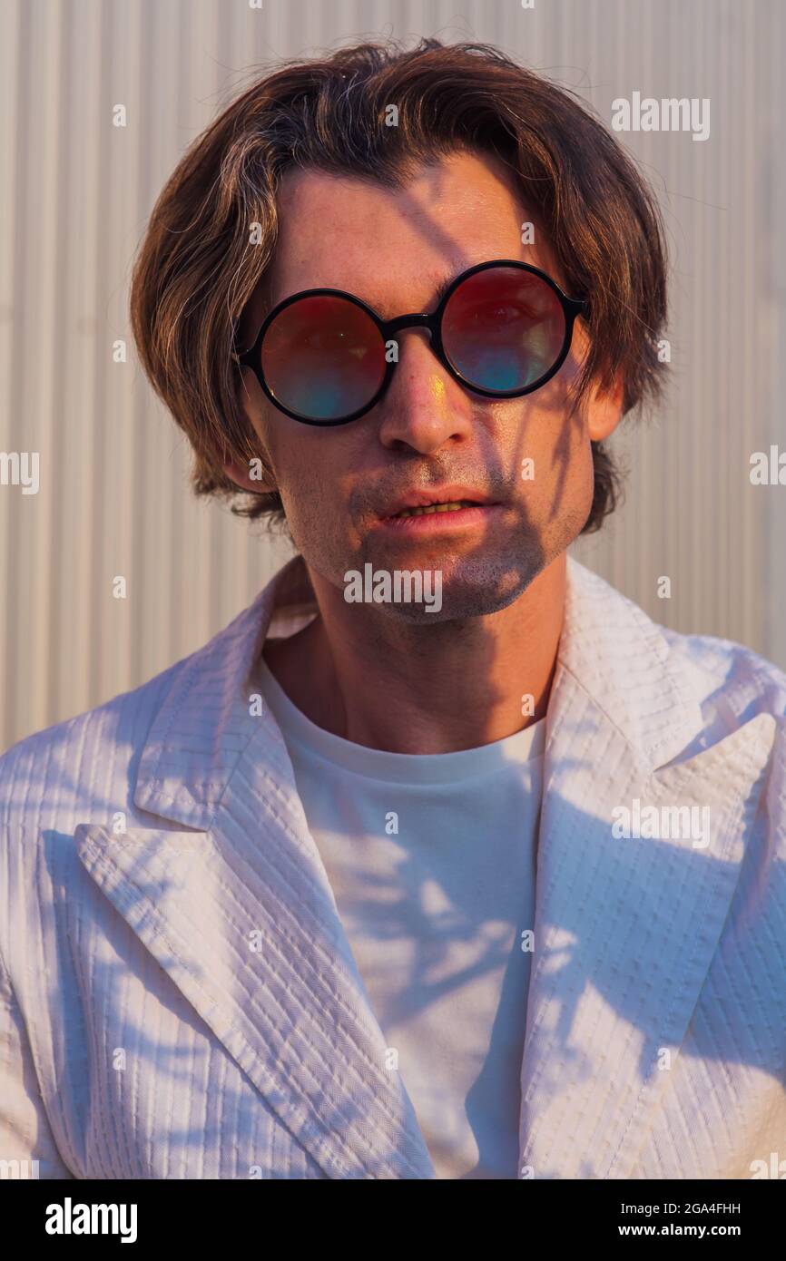 Gros plan portrait d'un beau homme avec des lunettes de soleil hippie  rondes Photo Stock - Alamy