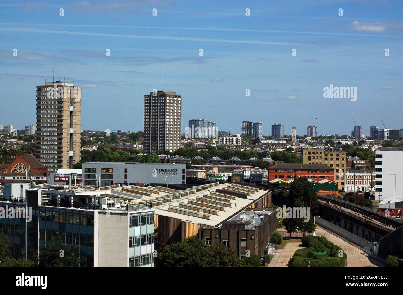 Londres, Royaume-Uni - 23 août 2009 : vue à travers Shepherd's Bush et North Kensington avec le bloc tragique d'appartements de la Grenfell Tower (deuxième à partir de la gauche) avant Banque D'Images