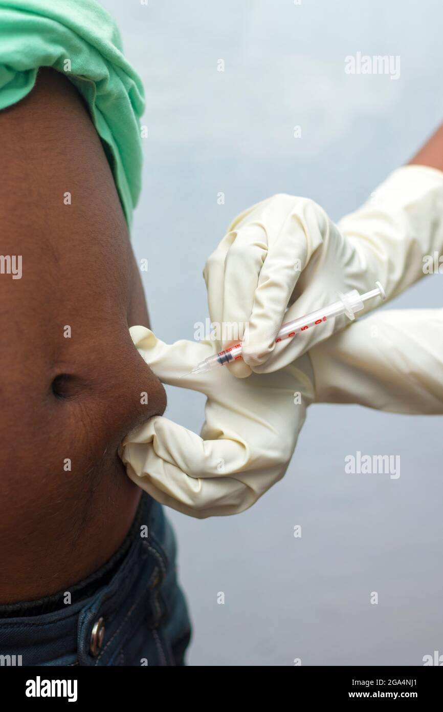 un patient diabétique prenant de l'insuline. Banque D'Images