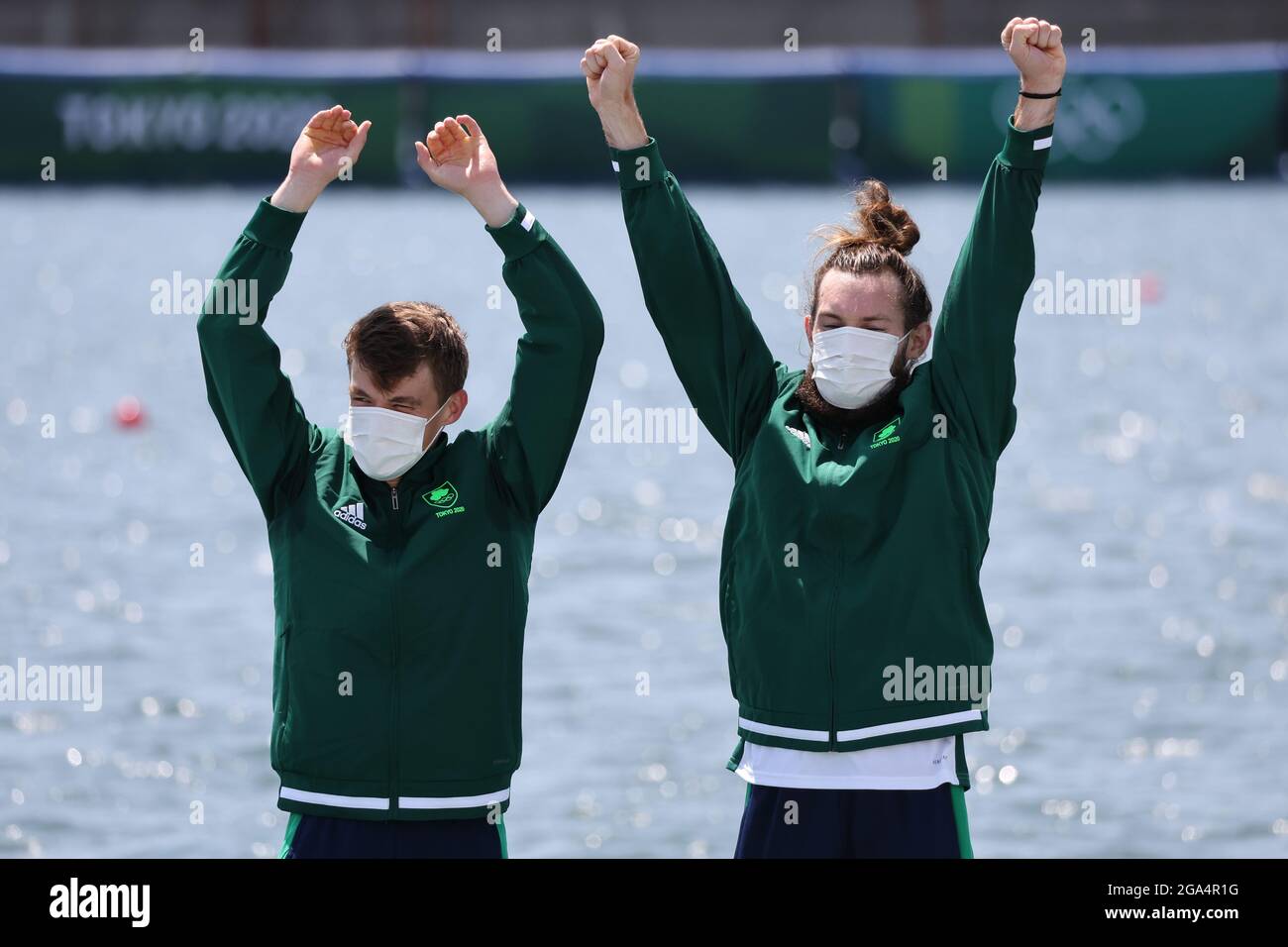 Tokio, Japon. 29 juillet 2021. Aviron : Jeux olympiques, LGW. Double chaboisseaux, hommes, finale sur la voie navigable Sea Forest. Le champion olympique Fintan McCarthy et Paul O'Donovan d'Irlande ont reçu la médaille d'or lors de la cérémonie de remise des prix. Credit: Jan Woitas/dpa-Zentralbild/dpa/Alay Live News Banque D'Images