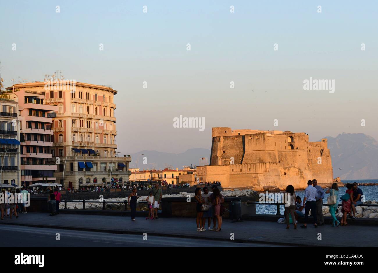 Le front de mer et le château d'Ovo à Naples, en Italie. Banque D'Images