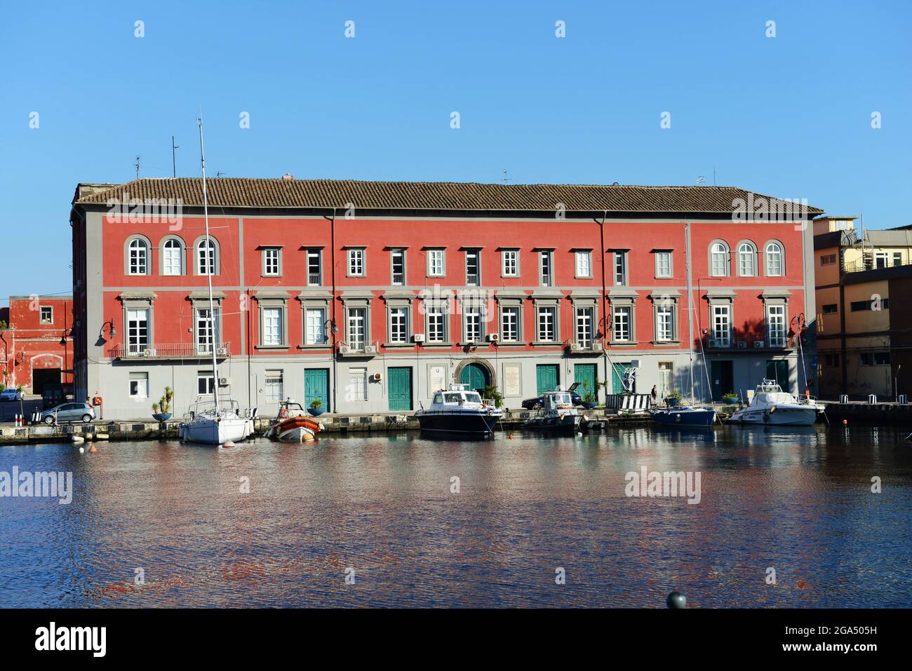 De beaux bâtiments autour de la marina de Porticciolo Molosiglio à Naples, en Italie. Banque D'Images