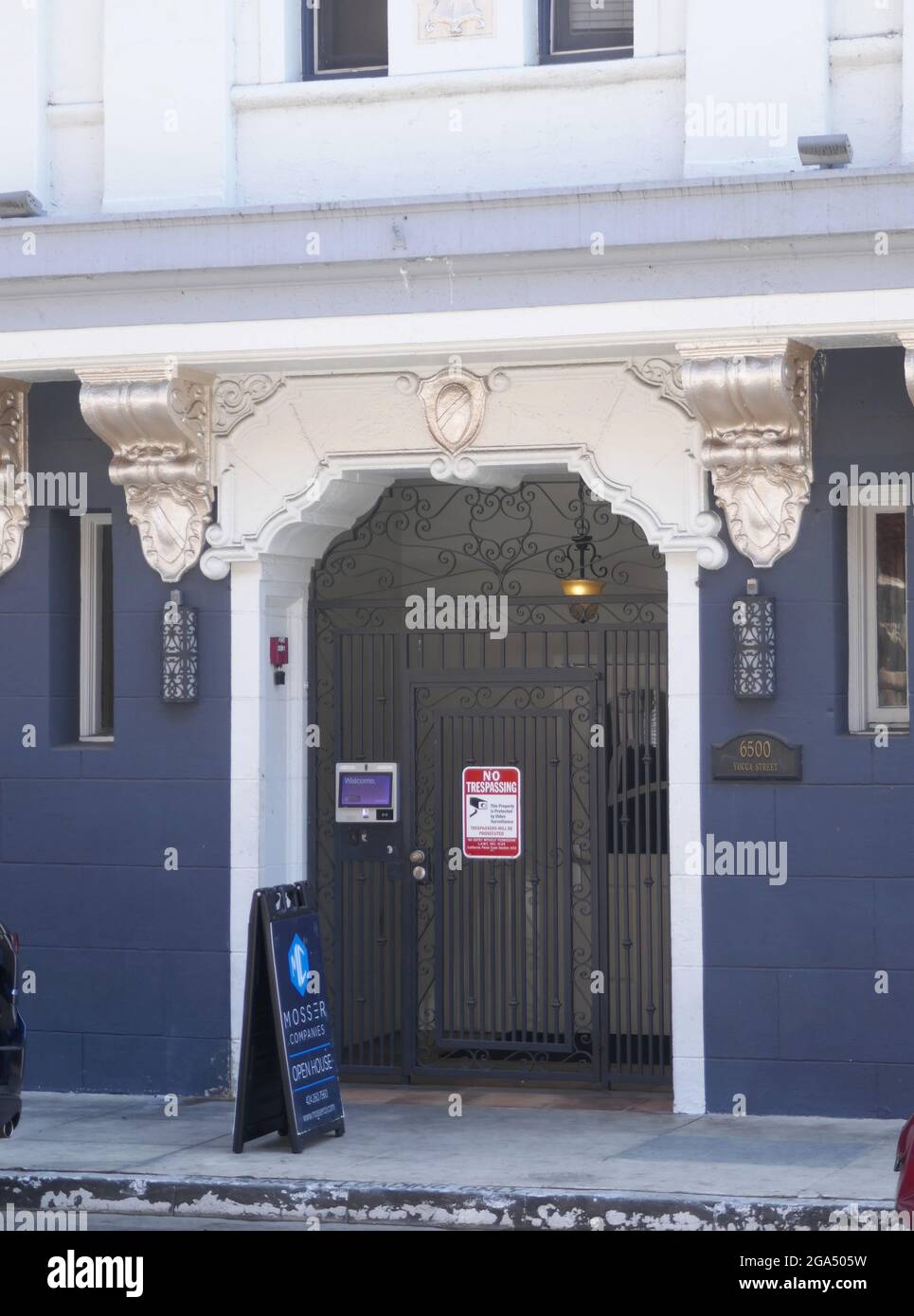 Los Angeles, Californie, États-Unis 28 juillet 2021 UNE vue générale de l'atmosphère de l'ancien domicile de l'acteur Victor Kilian où il a été assassiné au 6500 Yucca Street le 28 juillet 2021 à Los Angeles, Californie, États-Unis. Les autres anciens résidents étaient Thomas Ahern, Cortz F. Abbey, Edythe Flynn, Leonhard Frank, Beatrice Grunen, Hale Hamilton, Harry Hopton, Helen Johnson, Richard Kane, Walter Kaye, Paul Kim ball, Fred Lancet, Anne Maigne, Frank McHugh, Thelma McNeal, Andrew Perez, George Rosner, Walter Royce, Frederica Sagor-Maas, Harry Santiley, Dorothy Sims, Martin Sedelman, Gladys Wells. Photo de Barry King/Alay Banque D'Images