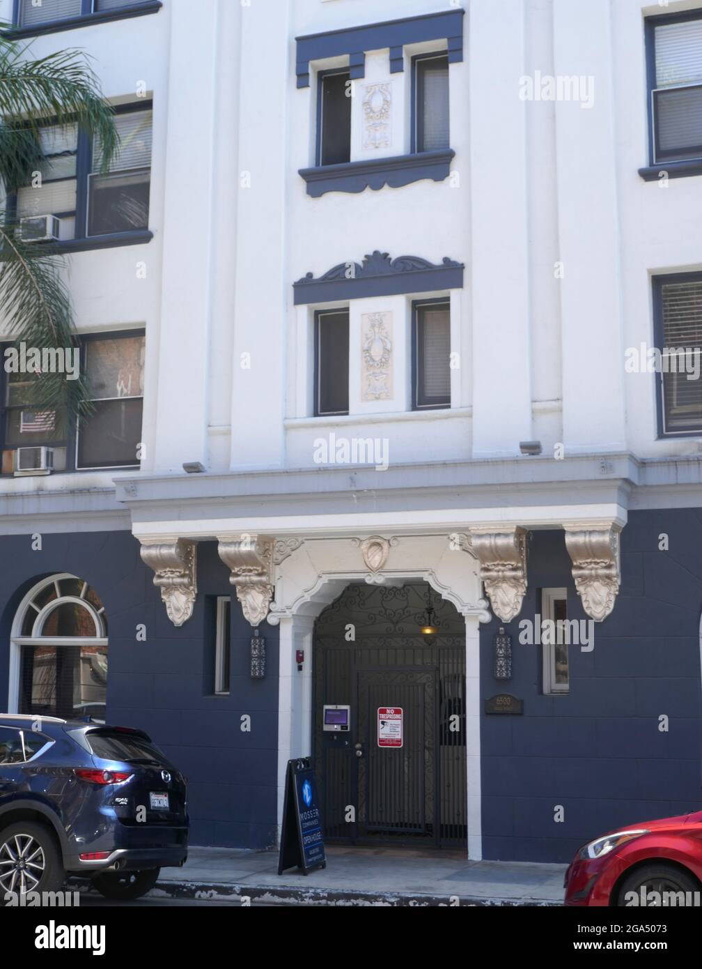 Los Angeles, Californie, États-Unis 28 juillet 2021 UNE vue générale de l'atmosphère de l'ancien domicile de l'acteur Victor Kilian où il a été assassiné au 6500 Yucca Street le 28 juillet 2021 à Los Angeles, Californie, États-Unis. Les autres anciens résidents étaient Thomas Ahern, Cortz F. Abbey, Edythe Flynn, Leonhard Frank, Beatrice Grunen, Hale Hamilton, Harry Hopton, Helen Johnson, Richard Kane, Walter Kaye, Paul Kim ball, Fred Lancet, Anne Maigne, Frank McHugh, Thelma McNeal, Andrew Perez, George Rosner, Walter Royce, Frederica Sagor-Maas, Harry Santiley, Dorothy Sims, Martin Sedelman, Gladys Wells. Photo de Barry King/Alay Banque D'Images