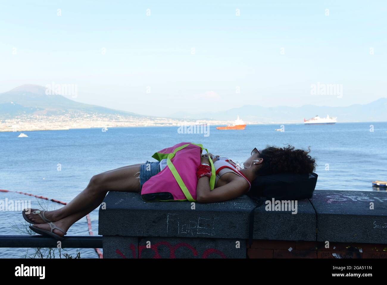 Une italienne se détendant et profitant de la vue sur le golfe de Naples et le volcan Vésuve. Banque D'Images