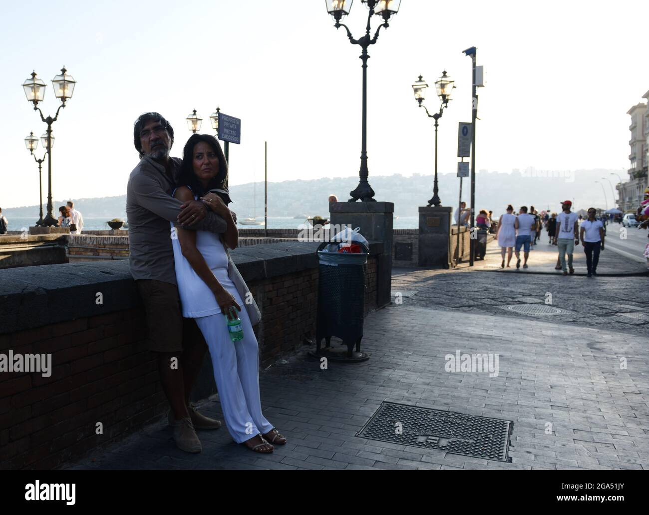 Couple de Napolitano ensergeant sur la promenade du front de mer sur la via Partenope à Naples, Italie. Banque D'Images