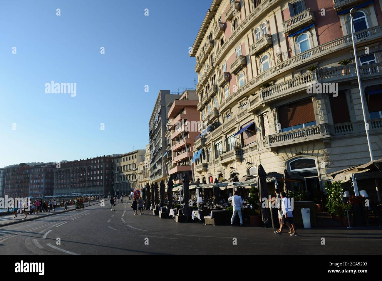 Restaurants bars et cafés sous les beaux bâtiments le long de la via Partenope à Naples, Italie. Banque D'Images
