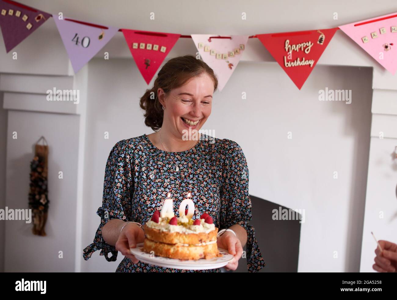 Une Femme Celebre Son Anniversaire En Soufflant Les Bougies Sur Son Gateau D Anniversaire A Belfast En Irlande Du Nord Photo Stock Alamy