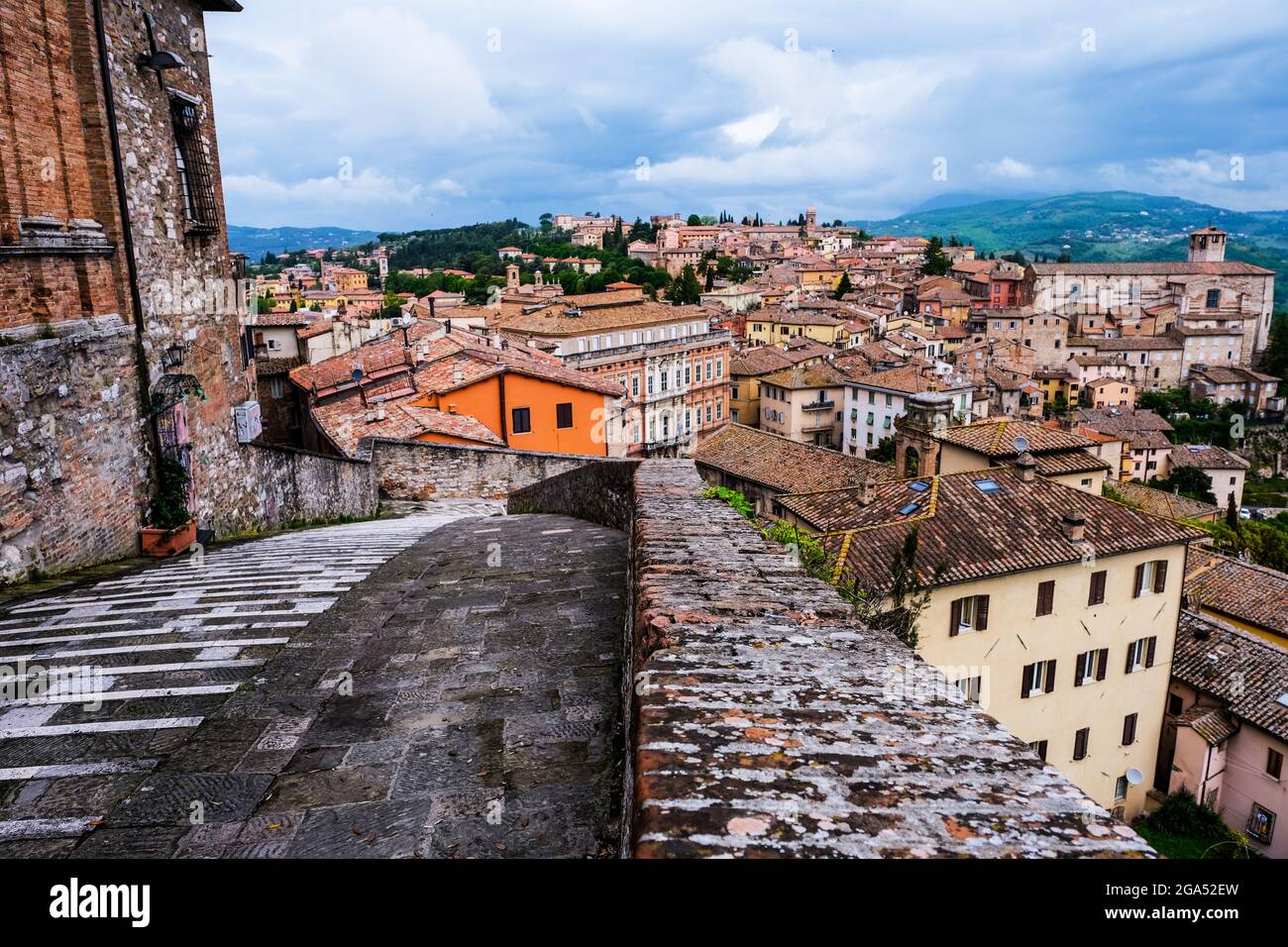 Toits et collines ondoyantes de l'Ombrie à Pérouse en Italie Banque D'Images