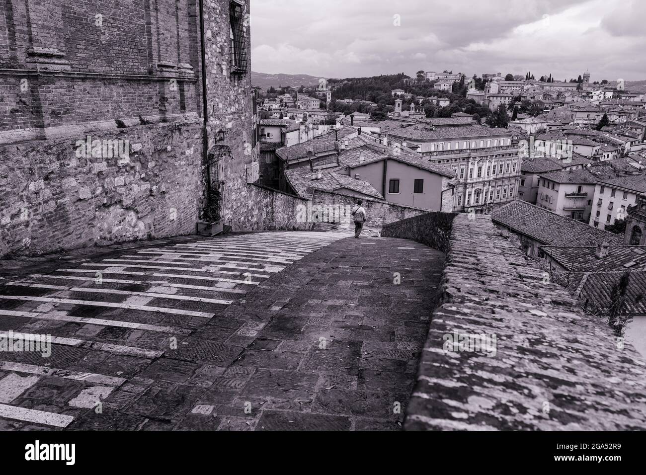 Image en noir et blanc d'un chemin descendant et de maisons à Pérouse en Italie Banque D'Images