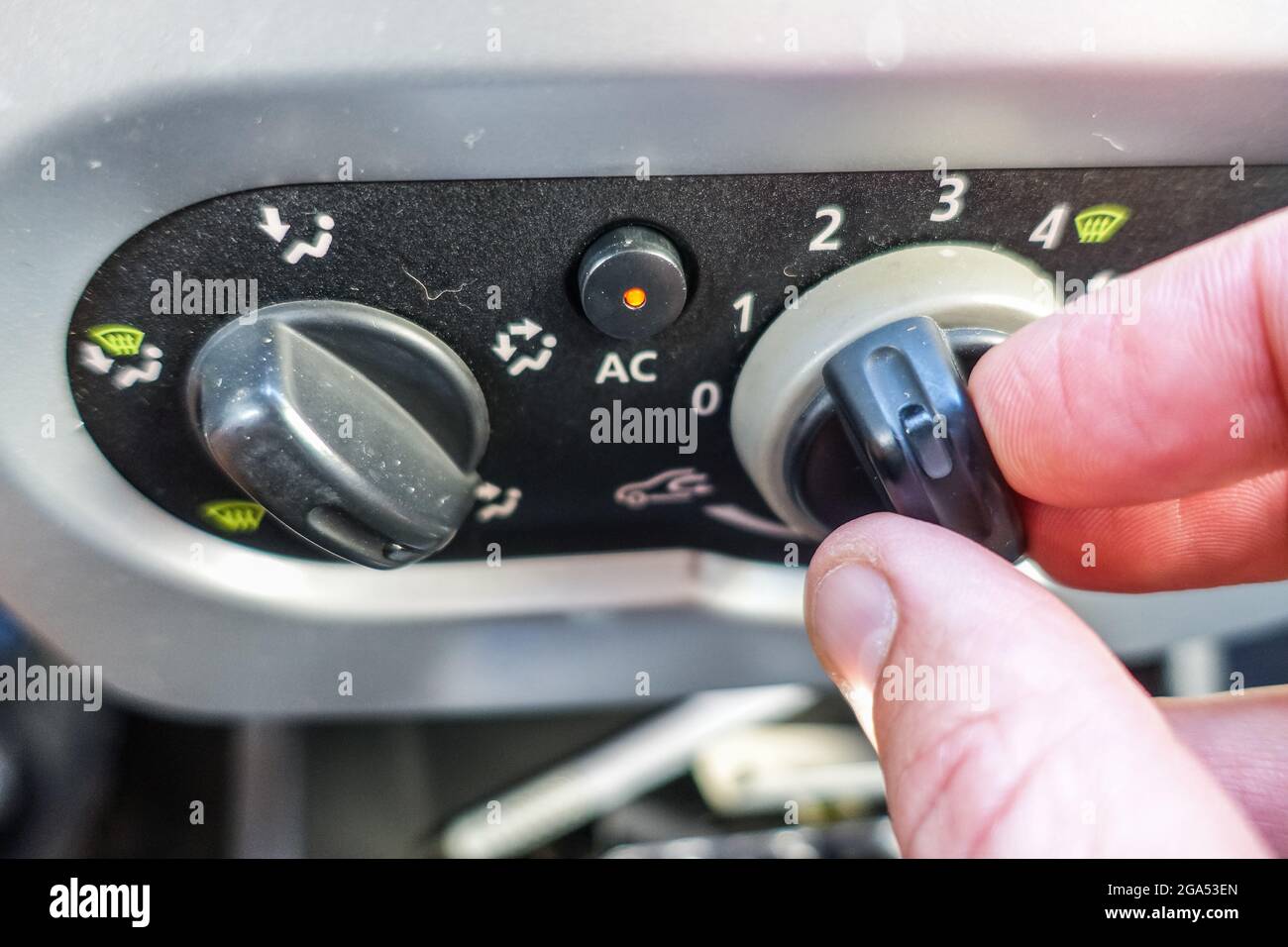 Gdansk, Pologne Homme essayant de mettre en place la climatisation manuelle  dans la voiture Dacia Sandero pendant la chaude journée d'été est vu à  Gdansk, Pologne le 28 juillet 2021 crédit: Vadim