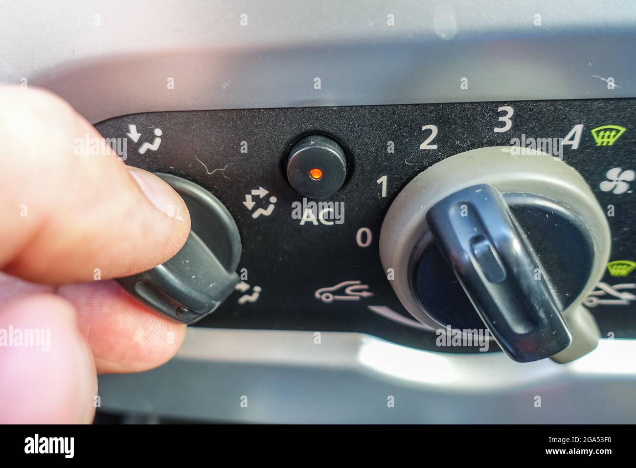 Gdansk, Pologne Homme essayant de mettre en place la climatisation manuelle  dans la voiture Dacia Sandero pendant la chaude journée d'été est vu à  Gdansk, Pologne le 28 juillet 2021 crédit: Vadim