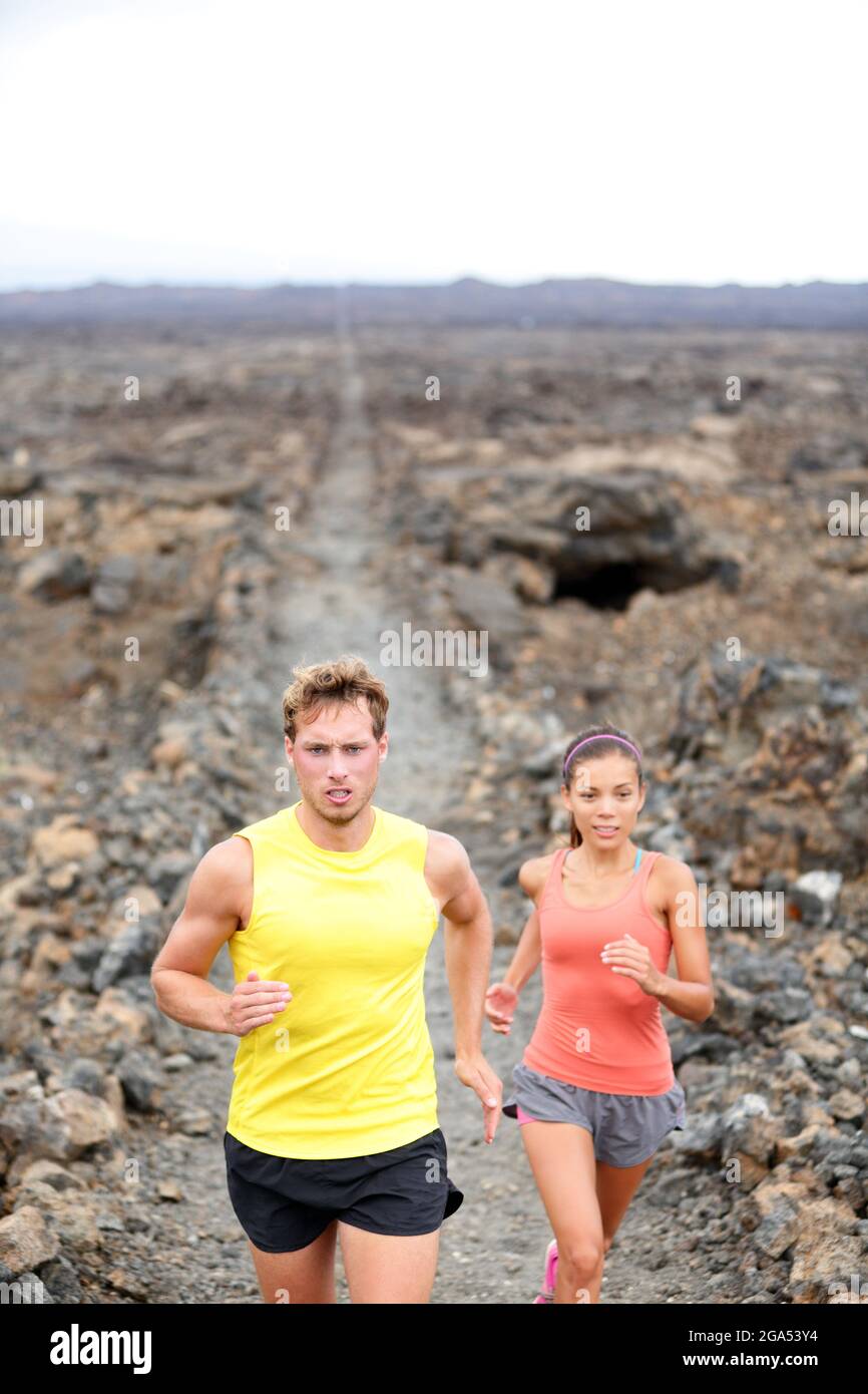 Piste de course homme et femme coureurs de fond Banque D'Images