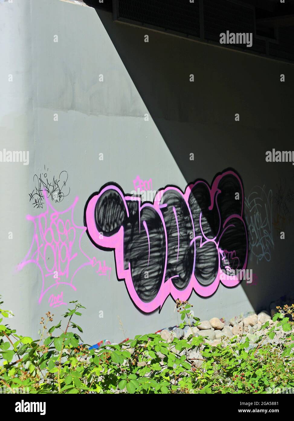 Graffiti coloré trouvé sous un pont Banque D'Images