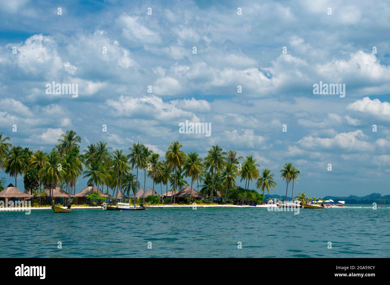 Thaïlande: Sivalai Beach Resort, Ko Muk, province de Trang. Ko Muk ou «Pearl Island» se trouve à 13 km (8 miles) au sud de la jetée de Trang’s Pak Meng. Jusqu'à récemment, une destination reculée de routards avec une petite population résidente de Chao Lae ‘sea Gypsies’, Ko Muk se développe rapidement en une destination plus haut de gamme. Banque D'Images