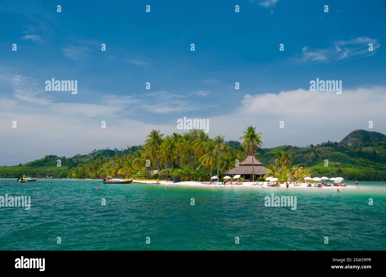 Thaïlande: Sivalai Beach Resort, Ko Muk, province de Trang. Ko Muk ou «Pearl Island» se trouve à 13 km (8 miles) au sud de la jetée de Trang’s Pak Meng. Jusqu'à récemment, une destination reculée de routards avec une petite population résidente de Chao Lae ‘sea Gypsies’, Ko Muk se développe rapidement en une destination plus haut de gamme. Banque D'Images