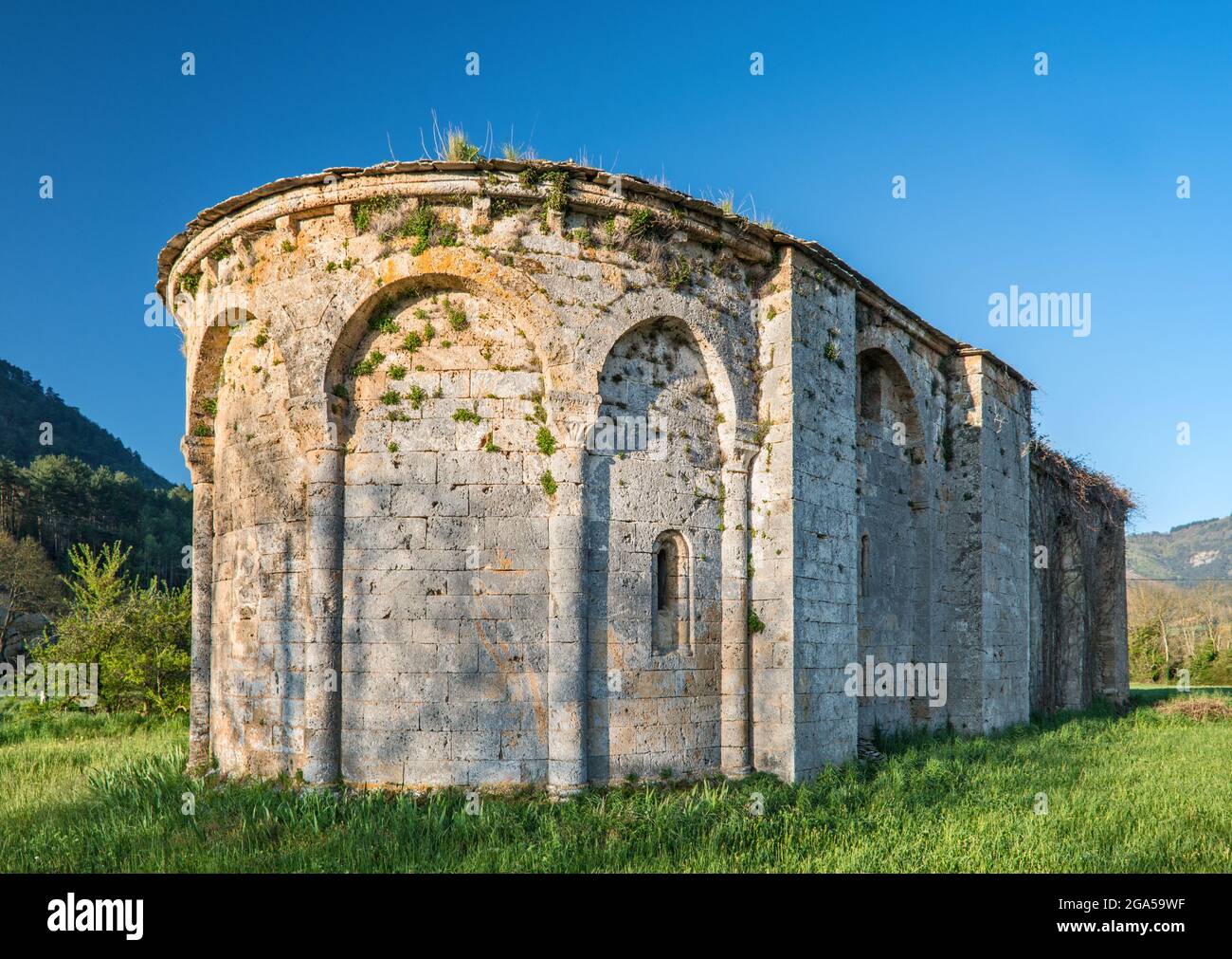 Église romane près de la ville de Nant, commune dans le département de l'Aveyron, Vallée de la Dourbie, région des Causses, Occitanie, France Banque D'Images